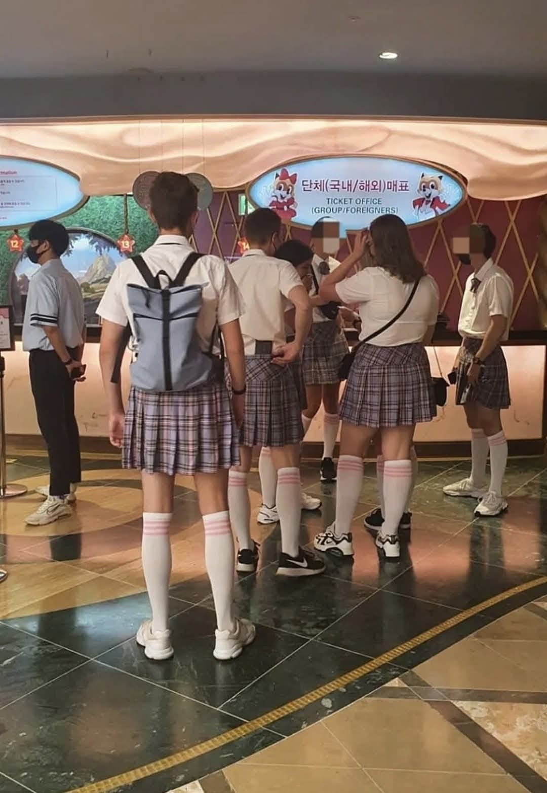 롯데월드에서 교복대여한 외국인