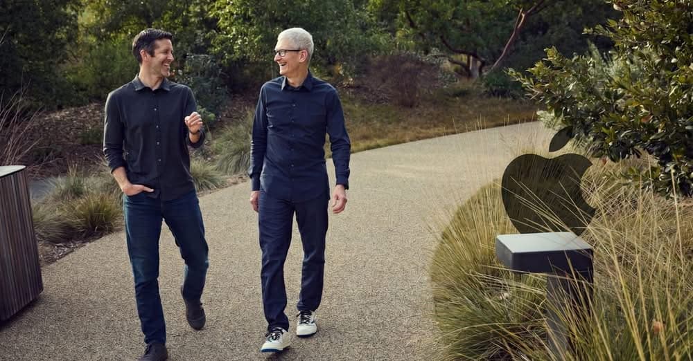 애플, 팀 쿡 시대 종료… “AI 하드웨어 전쟁” 본격 진입