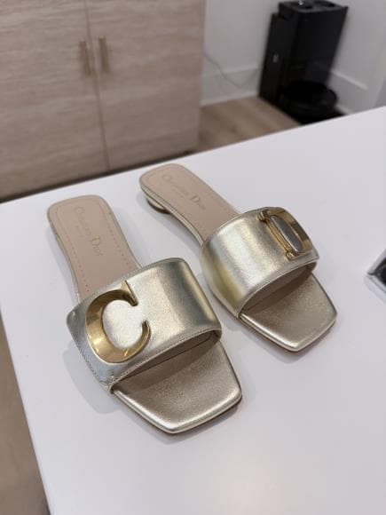 새신발 정품 디올 샌달 (사이즈 35) $355